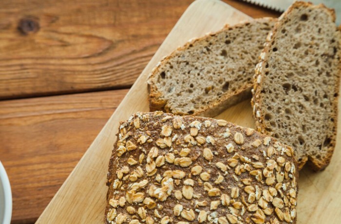 Whole wheat sedikit lebih tinggi serat dibandingkan sourdough berbahan tepung putih. Namun, sourdough berbahan gandum utuh memiliki kandungan serat yang hampir setara./ Foto: freepik.com