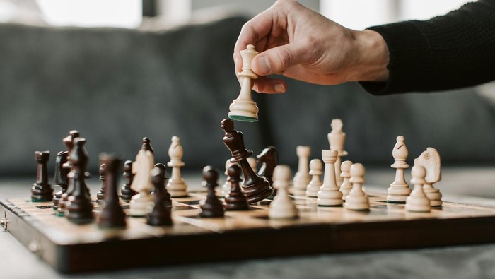 Permainan kompleks dan memakan waktu. Permainan yang sulit dan butuh strategi disukai orang cerdas.