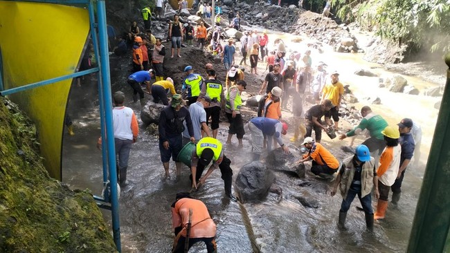 Sejumlah fasilitas Kawasan Obyek Wisata Alam Guci, Kabupaten Tegal yang rusak diterjang banjir bandang kini mulai diperbaiki.