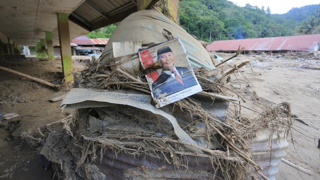 Jumlah korban meninggal akibat banjir dan longsor di Aceh, Sumatra Utara, dan Sumatra Barat mencapai 1.106 jiwa, 175 masih hilang.