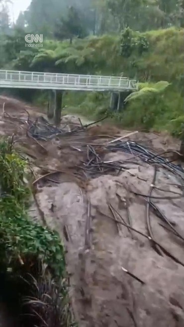Penampakan Banjir Bandang Terjang Kawasan Wisata Guci Tegal