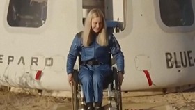 Blue Origin Antar Pengguna Kursi Roda Pertama Terbang ke Luar Angkasa