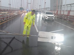 Diterjang Angin Kencang, Tiang PJU Jembatan Suramadu Roboh
