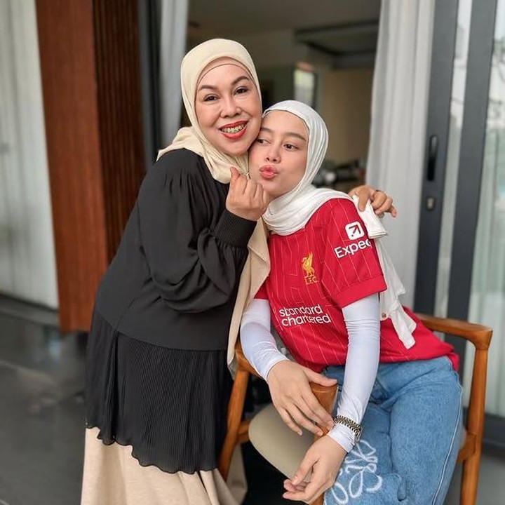 <p>Penyanyi dangdut Lesti Kejora juga turut membagikan potret kebersamaannya dengan sang Bunda di momen Hari Ibu. Melalui unggahannya di Instagram, Lesti menyampaikan ucapan dan pesan haru untuk sosok yang sangat berarti di dalam hidupnya. "Selamat Hari Ibu Ma. Hidup teteh adalah kumpulan dari doa-doa mama yang dikabulkan Allah SWT. Teteh tau menjadi seorang Ibu itu gak mudah,teteh sudah menjadi seorang ibu pun masi sangat mem butuhkan mama dan selalu merepotkan mama,seringkali mama menomorduakan kebahagiaan mama sendiri demi anak dan keluarga. Sehat terus ya Ma. Terima kasih sudah selalu menjadi orang yang tulus dan guru terbaik," ungkap Lesti lewat Instagramnya. (Foto: Instagram @lestikejora)</p>