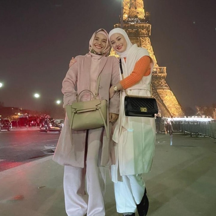 <p>Hari Ibu diperingati setiap tanggal 22 Desember. Momen spesial ini turut dirayakan oleh sejumlah artis Indonesia, termasuk Dinda Hauw, yang membagikan foto kebersamaannya dengan sang ibunda melalui media sosial. Dalam unggahannya, istri Rey Mbayang itu tampak menuliskan pesan yang menyentuh hati. "Dunia pernah terasa berat, sampai aku ingat: aku punya Mama. Dibalik senyuman nya, selalu ada lelah yang dipendam tapi doanya tak pernah putus. Tanggung jawabnya berat, tapi dijalani dengan cinta. Aku belajar menjadi tempat untuk pulang, belajar kuat, dan merasa cukup sepertinya, karna kasih ibu, sepanjang masa. Selamat Hari Ibu mamaku. Makasih ya ma selalu peluk dinda dalam kondisi apapun. Ya Allah selalu jaga mamaku &amp; bahagiakan mama selalu... panjang kan juga umur mama ya Allah, dan jadikan mamaku di antara wanita wanita surga , Aamiin," tulis Dinda dikutip dari akun Instagram <em>@dindahw,</em> Senin (22/12/2025). (Foto: Instagram @dindahw)</p>