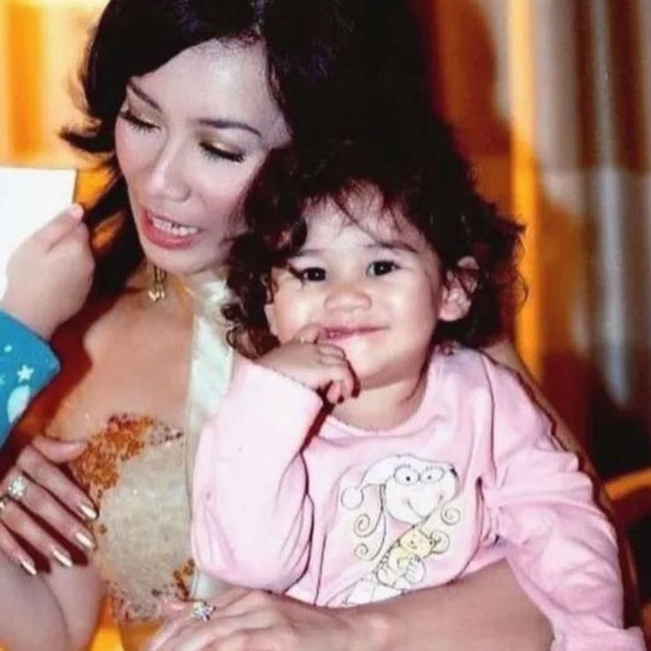 <p>Di momen peringatan Hari Ibu, Aaliyah Massaid membagikan potret masa kecilnya bersama sang ibunda melalui media sosialnya. Istri Thariq Halilintar ini tampak menuliskan pesan cinta untuk sang ibunda, Reza Artamevia. "Selamat Hari Ibu, Ibu ku. Terima kasih telah mengajariku banyak hal dalam hidup dan menjadikanku seperti sekarang ini. Sehat selalu surgaku <em>@rezaartameviaofficial</em>," tulis Aaliyah Massaid melalui Instagram Story-nya. (Foto: Instagram @aaliyah.massaid)</p>