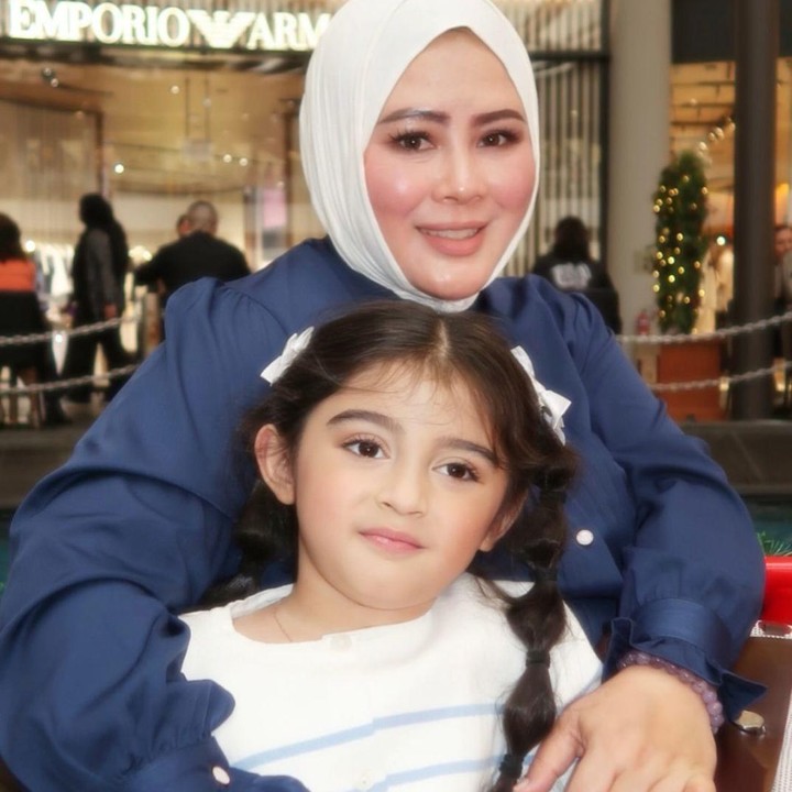 <p>Dalam rangka merayakan Hari Ibu, artis Margin W terlihat membagikan potret kebersamaan sang ibunda bersama putri semata wayangnya, Guzelim Aracelli Ali Syakieb. Istri Ali Syakieb ini juga melengkapi unggahannya itu dengan ucapan manis yang dituliskan lewat <em>caption</em> di Instagramnya. "Selamat Hari Ibu, Mama. Bahagia terus Mam. <em>Love you</em>," kata Margin W dikutip dari Instagram <em>@marginw</em>. (Foto: Instagram @marginw)</p>