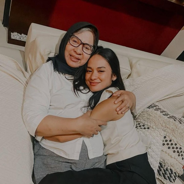 <p>Di momen spesial Hari Ibu, aktris Hana Pitrashata Malasan membagikan potret kenangannya bersama sang Bunda yang kini telah berpulang. Mantan finalis Gadis Sampul 2006 ini menuliskan ungkapan rindu untuk ibunda tercinta yang akan selalu ia kenang di dalam hatinya. "Bener ya bu, kasih ibu sepanjang masa. Setiap kali Hana jalan-jalan, selalu teringat kembali momen kita dulu berbagi makanan. Rasanya seperti ada, pelukan ibu, yang diam-diam menyertai. Bu, meski ragamu tiada, cintamu tinggal selamanya di hatiku. Selamat Hari Ibu," kata Hana melalui unggahannya di Instagram. (Foto: Instagram @hanamalasan)</p>