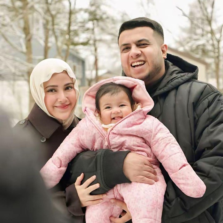 <p>Sejak kelahirannya, <em>Baby</em> Aisha sempat memicu rasa penasaran publik karena wajahnya selalu dirahasiakan. Kini, pasangan ini akhirnya sepakat menampilkan wajah anak pertamanya melalui media sosial dan langsung menyita perhatian dari netizen, Bunda. (Foto: Instagram @miskashf)</p>