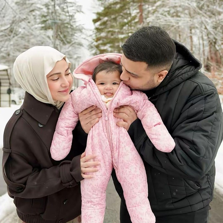 <p>Selebgram Miskah Shafa semakin bahagia menikmati peran barunya sebagai Bunda satu anak. Setelah resmi mengikat janji sucinya dengan kakak YouTuber Fadil Jaidi, Yislam Al Jaidi, pasangan ini dikaruniai seorang putri cantik bernama Aisha yang lahir pada 28 Juli 2025. (Foto: Instagram @miskashf)</p>