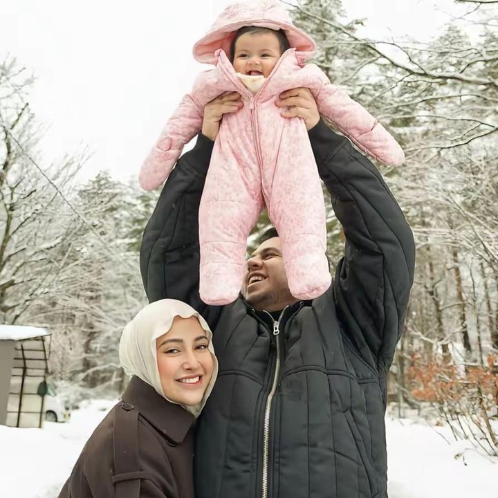 <p>Dalam unggahan terbarunya, pasangan ini membagikan potret Aisha saat mereka tengah berlibur ke luar negeri. Aisha terlihat begitu menggemaskan mengenakan jaket musim dingin sambil tersenyum manis, Bunda. "<em>Assalamualaikum onty uncle</em>, aku Aisha," tulis Miskah dikutip dari Instagram <em>@miskashf</em>. (Foto: Instagram @miskashf)</p>
