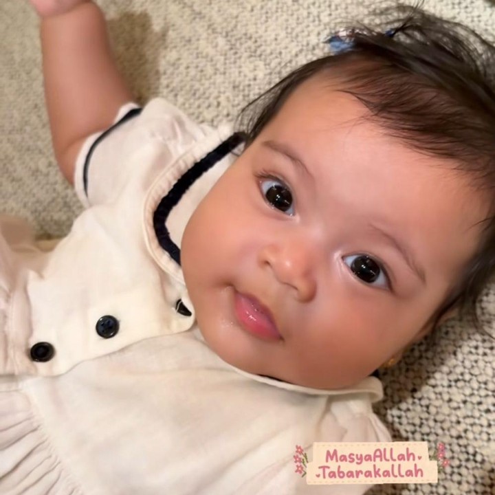 <p>Potret <em>Baby</em> Aisha langsung ramai perhatian dari publik. Wajahnya yang cantik dengan bola mata yang besar serta pipinya yang <em>chubby</em> sukses membuat netizen jatuh hati saat melihatnya, Bunda. (Foto: Instagram @miskashf)</p>