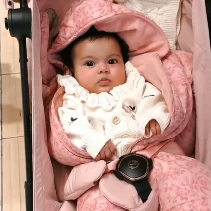 <p>YouTuber Fadil Jaidi pun akhirnya ikut membagikan potret wajah sang keponakan ke publik. Unggahan itu <em>auto</em> ramai dibanjiri komentar netizen dan tak sedikit yang menyebut kalau wajah Aisha sangat mirip dengan sang Ayah, Yislam. Salah satunya dari akun Tiktok <em>@rar****</em> yang mengatakan, "Waahh baru lihat, akhirnya udah di <em>publish</em>. Mirip Yislam banget". "Aisha mukanya ngikut bapak, kulit putih kayak ibunya," kata <em>@put****</em>. "Alis sama matanya mirip Miskah, selebihnya mirip Yislam semua," tambah akun<em>&nbsp;@pul****</em>. (Foto: Tiktok @fadiljaidi)</p>