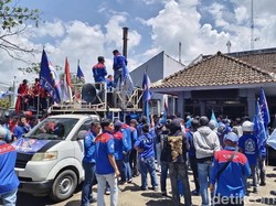 Buruh Kabupaten Sukabumi Demo Tuntut UMK 2026 Jadi Rp3,9 Juta