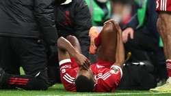 Video Liverpool Krisis Striker! Isak Patah Kaki, Harus Naik Meja Operasi