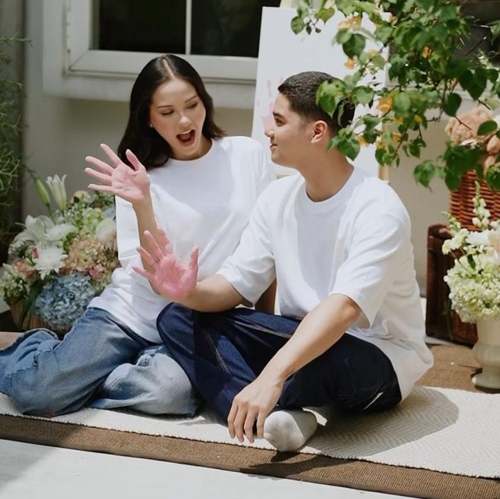 <p>Ketika melihat bahwa itu adalah warna <em>pink,</em> Alyssa dan Al tampak tak bisa menyembunyikan ekspresi terkejut sekaligus bahagia. &ldquo;Kamu sudah sangat dicintai,<em> baby girl</em>,&rdquo; tulis Alyssa, dikutip dari laman Instagram <em>@alyssadaguise,</em> Senin (22/12/2025).&nbsp;(Foto: Instagram @alyssadaguise)</p>