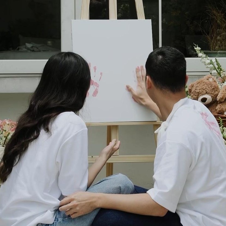 <p>Alyssa dan Al telah mengetahui jenis kelamin calon bayi mereka, Bunda. Hal tersebut diketahui langsung melalui momen manis yang dibagikan Alyssa di akun Instagram pribadinya. Dalam unggahan itu, keduanya terlihat menutup mata sambil tempel tangan cat di canvas putih.&nbsp;(Foto: Instagram @alyssadaguise)</p>