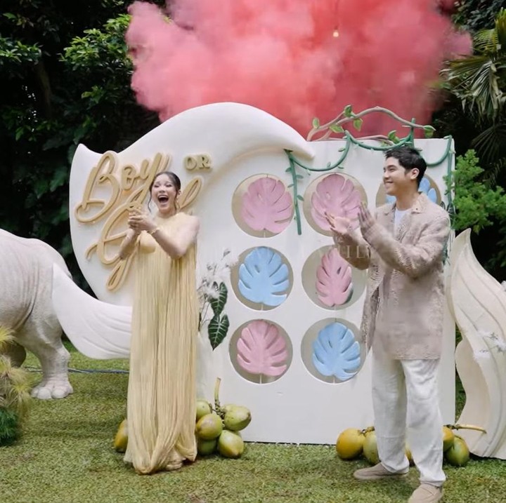 <p>Memasuki acara inti, Alyssa dan Al diminta membalikkan properti bentuk daun yang telah diberikan warna biru dan pink untuk menebak jenis kelamin calon Si Kecil. Satu per satu daun mereka balik dengan hati-hati.&nbsp;(Foto: YouTube The ALs)</p>