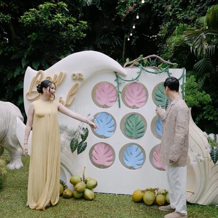 <p>Momen ini dibagikan langsung oleh Alyssa dan Al melalui video yang diunggah di kanal YouTube. Dalam unggahan itu, para orang tua mereka turut menebak-nebak jenis kelaminnya. &ldquo;Kita menebak berdua. Kebetulan sama. InsyaAllah cowok. Tapi kalaupun perempuan, <em>a blessings, anything</em>,&rdquo; ujar Maia Estianty dan Irwan Musry, dikutip dari kanal YouTube <em>The ALs,</em> Senin (22/12/2025).&nbsp;(Foto: YouTube The ALs)</p>