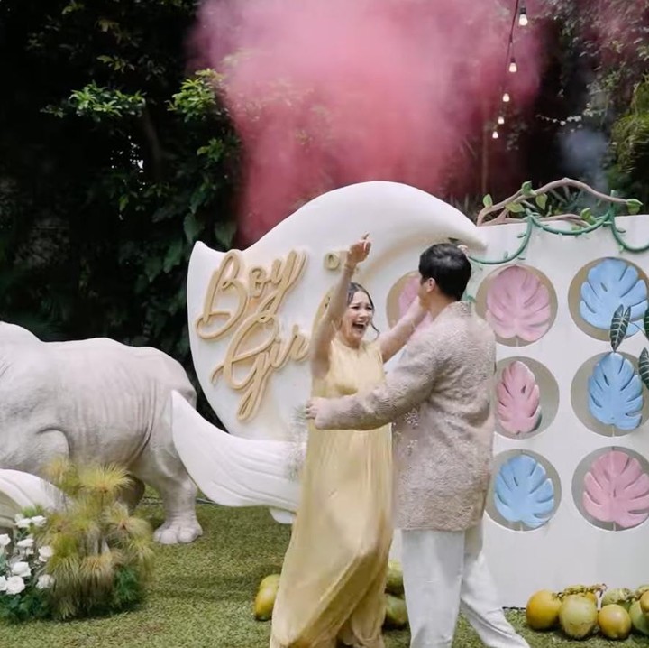 <p>Tak disangka, warna pink ternyata mendominasi daun tersebut, Bunda. Artinya, Alyssa dan Al akan dikaruniai anak perempuan. Keduanya dan para tamu pun tampak bersorak disambut dengan asap warna pink.&nbsp;&nbsp;(Foto: YouTube The ALs)</p>