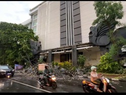 Hujan Disertai Angin Porak-porandakan Kantor Pemkab Lamongan