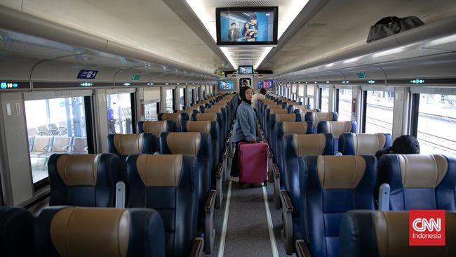 Sejumlah calon penumpang menunggu kedatangan kereta api di Stasiun Pasar Senen, Jakarta Pusat, Senin (22/12/2025). (CNN Indonesia/Adi Ibrahim)