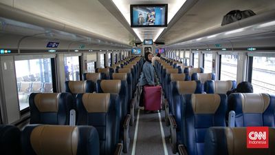 Sejumlah calon penumpang menunggu kedatangan kereta api di Stasiun Pasar Senen, Jakarta Pusat, Senin (22/12/2025). (CNN Indonesia/Adi Ibrahim)