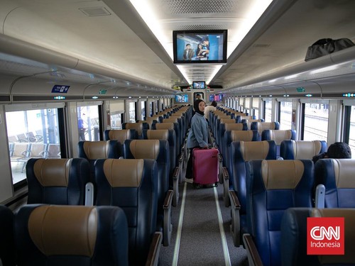 Sejumlah calon penumpang menunggu kedatangan kereta api di Stasiun Pasar Senen, Jakarta Pusat, Senin (22/12/2025). (CNN Indonesia/Adi Ibrahim)