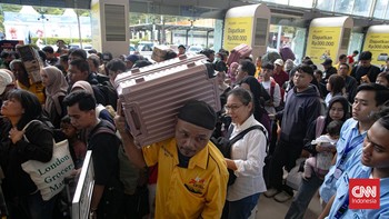 FOTO: Keramaian Pemudik Libur Nataru 2025 di Stasiun Pasar Senen