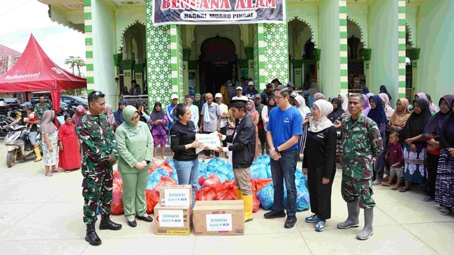 BCA melalui Bakti BCA menyalurkan bantuan kemanusiaan di Sumatra, termasuk fasilitas air bersih dan MCK, untuk mendukung pemulihan pasca bencana banjir.