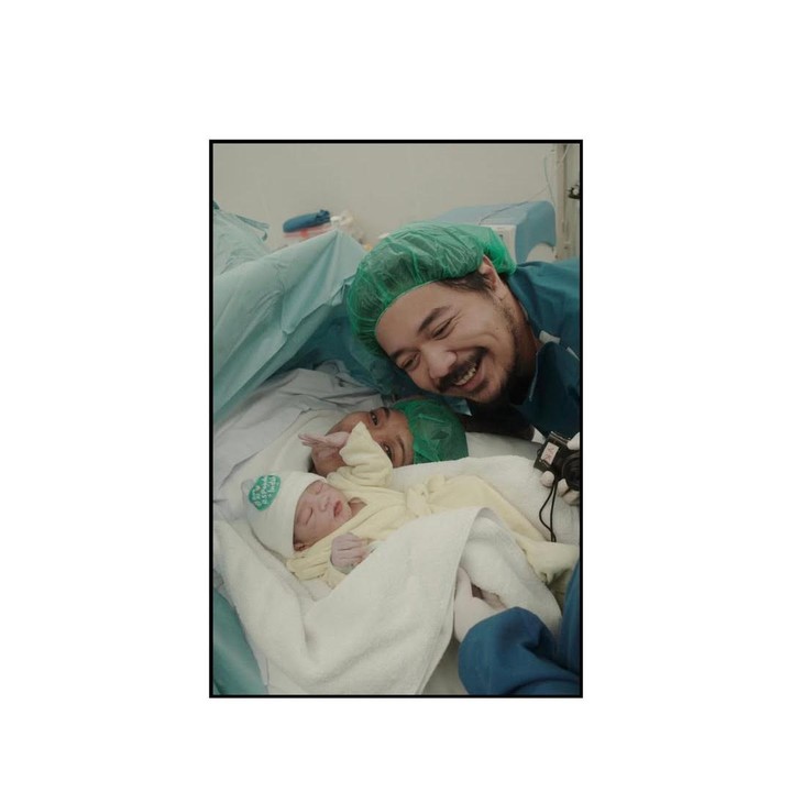 <p>Bilal tampak begitu bahagia saat melihat wajah sang anak. Ia pun mengaku tak sabar ingin mendampingi dan membesarkan putranya hingga besar. "Gak sabar main PS dan Gitaran bareng kamu. Udah kebayang serunya kayak apa," ungkapnya. Foto: Instagram @bilalindrajaya @mayafiryals</p>