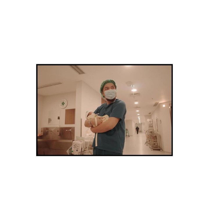 <p>Tak hanya itu, melihat betapa besar perjuangan sang istri menjalani proses persalinan secara caesar, Bilal juga berpesan, "Bapak &amp; Ibu seneng banget, Nak. Harus nurut terus sama Ibumu ya. Ibumu, Ibumu, Ibumu, baru Bapakmu, hehe.&nbsp;Terima kasih ya, Bu @mayafiryals kamu hebat. Aku sayang kamu." Foto: Instagram @bilalindrajaya @mayafiryals</p>