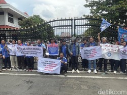 Buruh Pati Demo Kantor Bupati Sudewo Minta UMK Naik Jadi Rp 2,5 Juta