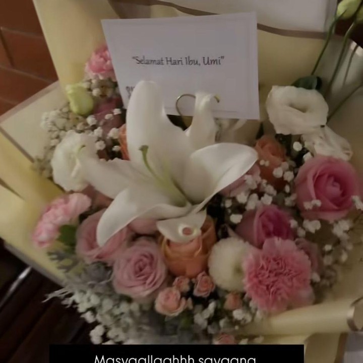 <p>Dian Ayu Lestari juga mendapat kejutan berupa buket bunga dari sang suami, Ananda Omesh, dan anak-anaknya. &ldquo;MasyaAllaahhh sayaang sayangnyaa umiii. Makasih abii <em>@omeshomesh,</em> kakak <em>@btariembunnn, </em>aa Langit, adek Bulan,&rdquo; tulis Dian, dikutip dari laman Instagram <em>@dianayulestari.&nbsp;</em>(Foto: Instagram @dianayulestari)</p>