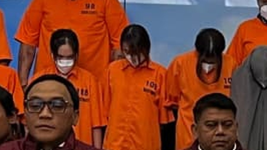 Donna Fabiola &lpar;ketiga dari kiri&rpar; ditangkat terkait jaringan narkoba yang akan diedarkan di DWP Bali&period;