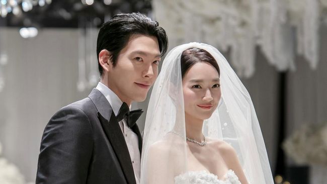 Foto pernikahan Shin Min-ah dan Kim Woo-bin resmi dipamerkan kepada publik pada Senin (22/12).