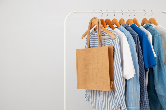 Gantung pakaian setibanya di hotel. Cara ini menjaga pakaian tetap rapi dan siap digunakan kapan saja/Foto: Freepik.com