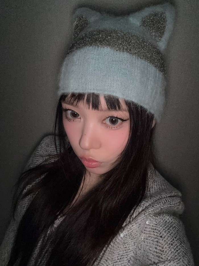 Gaya makeup Moka yang memberi kesan lebih tegas tersebut pun dibanjiri komentar positif netizen. Banyak juga yang berpendapat bahwa penampilan artis Korea yang berasal dari Jepang satu ini benar-benar definisi &lsquo;NOT CUTE ANYMORE&rsquo;. / Foto: x.com/ILLIT_twt