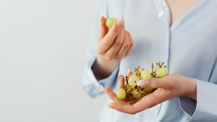 Tradisi makan 12 anggur dilakukan di bawah meja. Tradisi ini berasal dari Peru