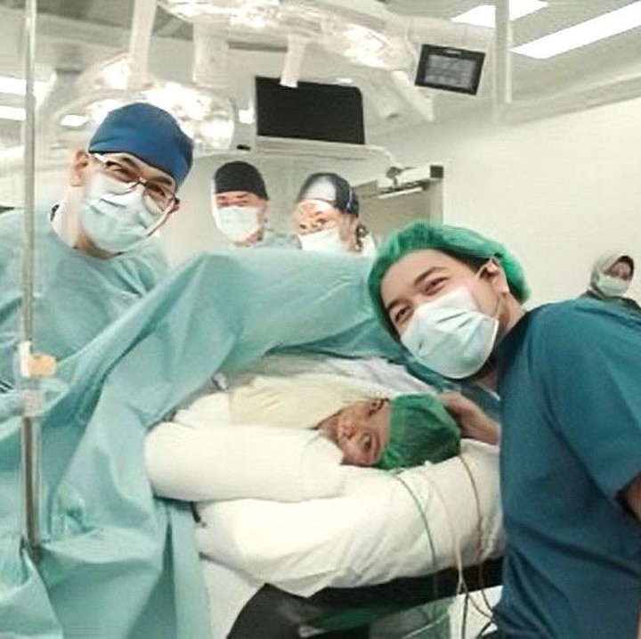 <p>Momen ini dibagikan langsung melalui Instagram keduanya. Selama berada di rumah sakit, pelantun lagu <em>Niscaya</em> itu tampak setia mendampingi proses persalinan sang istri. Bilal juga bercerita bahwa bayinya lahir tepat di hari ulang tahunnya yang ke-30, Bunda. "Nak, kamu lahir tepat di hari ulang tahunku yang ke 30. Alhamdulillah kamu hadir dalam keadaan sehat dan baik. Bapak &amp; Ibu seneng banget, Nak. Harus nurut terus sama Ibumu ya. Ibumu, Ibumu, Ibumu, baru Bapakmu, hehe," ungkap Bilal. (Foto: Instagram @bilalindrajaya)</p>