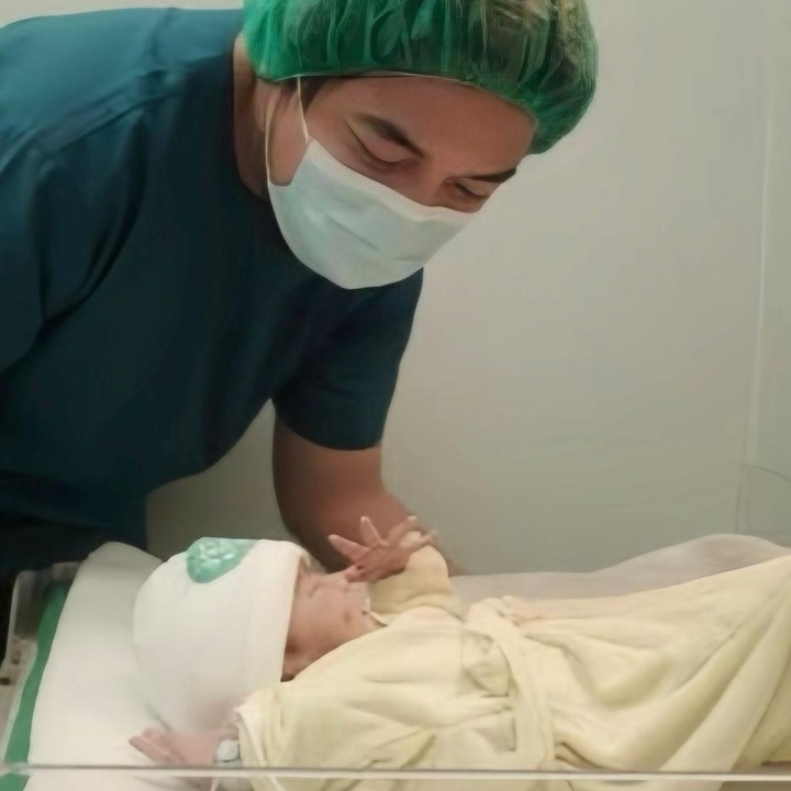<p>Kelahiran anak pertama Bilal dan sang istri turut membuat publik merasa bahagia, Bunda. Wajah anaknya yang tampak tertidur pulas juga dibagikan, lengkap dengan ungkapan terima kasih dari Bilal untuk istrinya yang baru saja melahirkan. "Terima kasih ya, Bu <em>@mayafiryals</em> kamu hebat. Aku sayang kamu," tuturnya. (Foto: Instagram @bilalindrajaya)</p>