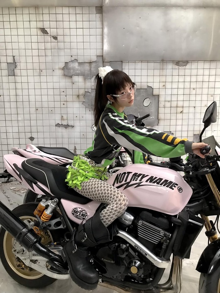 Itulah mengapa para penggemar hingga publik sukses dibuat pangling dengan gaya makeup sang penyanyi yang berbeda dari biasanya. Bagaimana tidak, ia tampil dengan riasan wajah bold dalam beberapa kesempatan. / Foto: instagram.com/illit_official