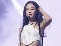 Gestur Manis Jennie BLACKPINK Bikin Kagum, Hadiahi Dancer 50 Kacamata Ray-Ban