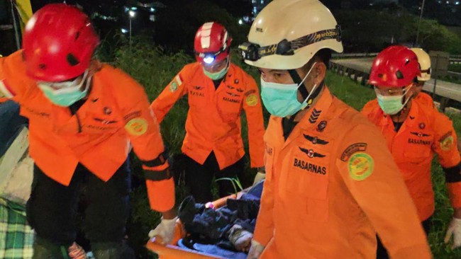 Enam belas orang tewas dalam kecelakaan bus PO Cahaya Trans di Jalan Tol KM 420-200 di simpang susun Krapyak, Semarang. Berikut daftar korban tewas dan luka.