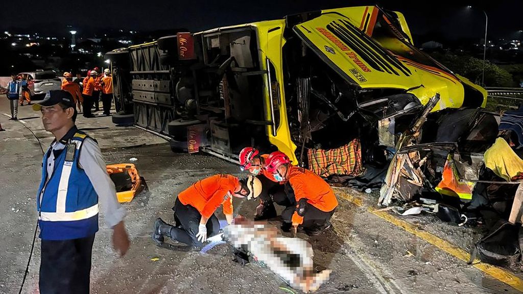 Lolos dari Maut, Sopir Bus Kecelakaan di Tol Semarang Diperiksa