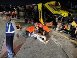 Bus Terguling di Tol Krapyak Semarang, Evakuasi Korban Terjepit Berjam-jam