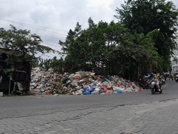 Sampah Menggunung di Tepi Jalan Karya Cilincing, Warga Keluhkan Bau Busuk