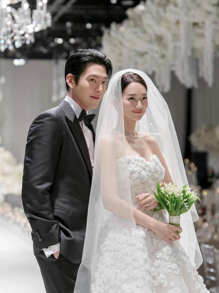 Kim Woo Bin dan Shin Min Ah resmi menikah pada Sabtu, (20/12/2025) di The Shilla Seoul.