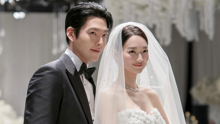 Momen Kim Woo Bin dan Shin Min Ah bersanding di pelaminan&period;