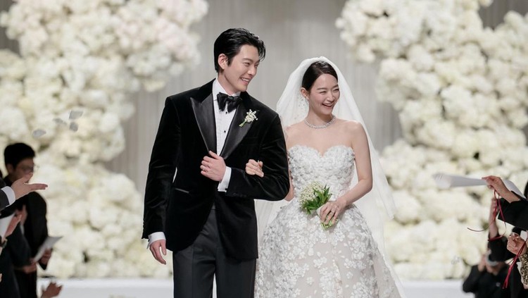 Momen Kim Woo Bin dan Shin Min Ah bersanding di pelaminan&period;